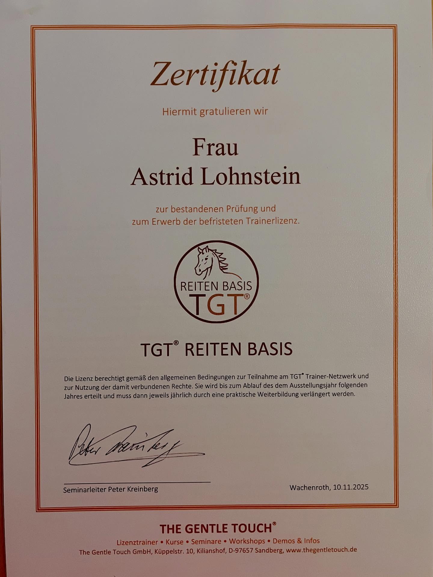 Herzlichen Dank liebe Rika und lieber Pete @thegentletouch.kreinberg für Eure wertschätzende und professionelle Unterstützung, Euer umfangreiches Wissen und Engagement sowie Euren strukturierten Unterricht in den letzten 6 Monaten auf dem Weg zum TGT Reiten Basis Trainer. ✨ 
Ich freue mich auf den weiteren Weg mit Euch! 

#einfachmalmachen #gutesreitenkannmanlernen #palominopower #motivationbeginntbeidir #dankbar 
#believeinyourself #believeinyourpony