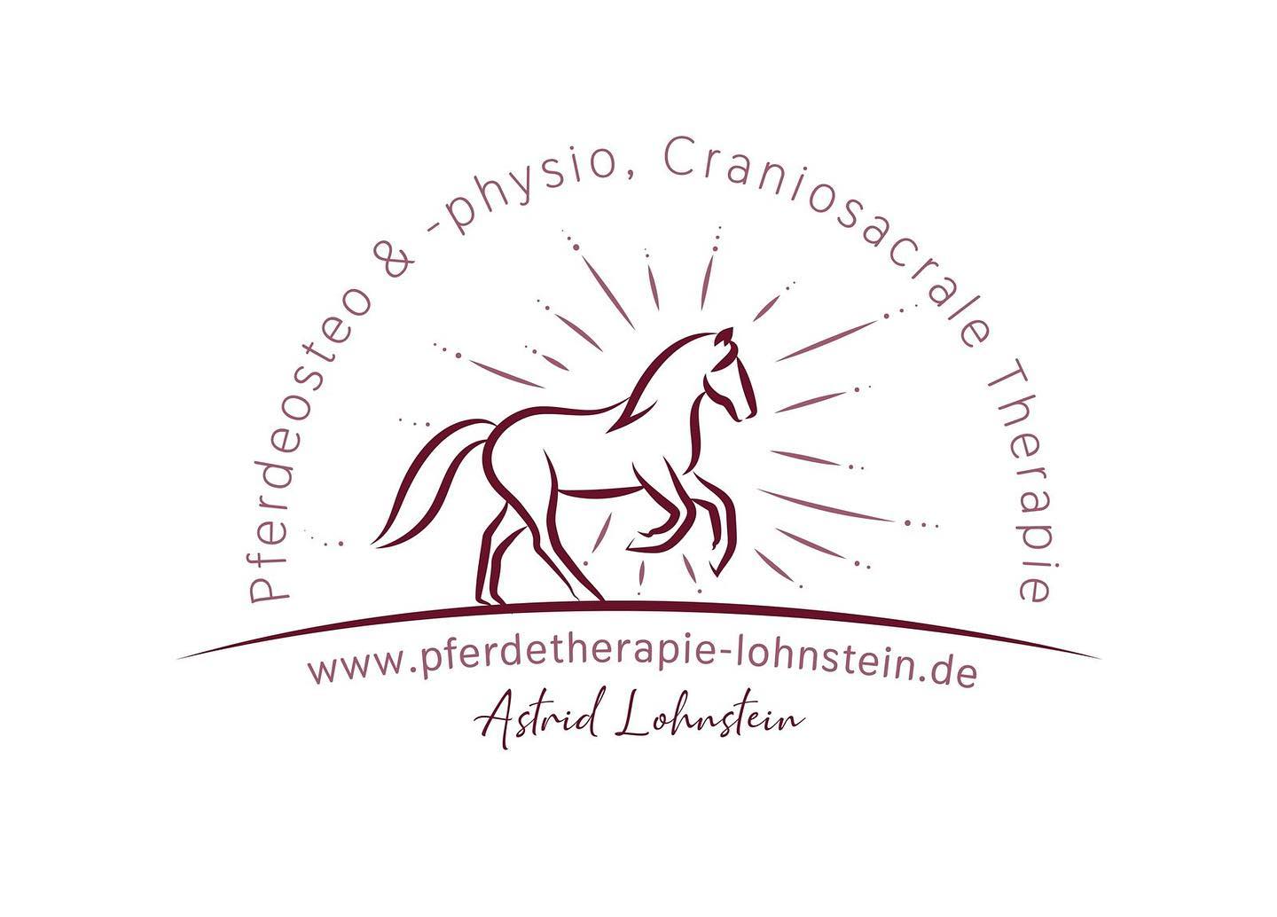 🌟 Neuer Name, neue Energie! 🌟

Mein Account bekommt einen frischen Namen - aus @livingisbetterwithhorses wird @pferdetherapie_lohnstein – damit ich euch noch gezielter mit meinen Angeboten rund um die Pferdegesundheit unterstützen kann. 🐴✨ Ein ganz herzliches Dankeschön an @eva_frischling für das wunderschöne neue Logo und an @frollein_wunder.de für die perfekte Finalisierung meiner Flyer und Visitenkarten! 💫

Als Pferdeosteopathin und -physiotherapeutin unterstütze ich die Gesundheit und das Wohlbefinden eurer Pferde. Mit gezielten Behandlungen stelle ich die physische und psychische Balance wieder her – für mehr Beweglichkeit, weniger Schmerzen und eine gesteigerte Leistungsfähigkeit. 🐴✨

Mein Angebot umfasst:
🐴 Osteopathie
🐴 Cranio-Sacrale-Therapie
🐴 Physio- und Rehabilitationsbehandlungen
🐴 Massage
🐴 Medizinisch funktionelles Taping
🐴 Individuelle Trainings- und Therapieplanerstellung
🐴 Kälte- und Wärmeanwendungen (physikalische Therapie)

Behandlungsbeispiele, bei denen ich unterstütze:
✨ Erkrankungen des Bewegungsapparats
✨ Stürze, Taktunreinheiten, Steifheit, verspannte Muskulatur, Unrittigkeit
✨ Postoperative Rehabilitation (z. B. nach Operationen, langer Boxenruhe oder Pause nach Trächtigkeit)
✨ Zur Vorbeugung oder als unterstützende Behandlung
✨ Leistungstief und -schwankungen
✨ Verhaltensauffälligkeiten (z. B. Sattelzwang, Angst, Aggressivität, Nervosität, Headshaking)

Durch sanfte, aber gezielte Techniken an Muskeln, Gelenken und Faszien unterstütze ich euer Pferd dabei, Blockaden und Verspannungen zu lösen. So kann sich euer Vierbeiner wieder besser koordinieren und stressfreier bewegen.

Egal, ob es um akute Beschwerden, präventive Behandlungen oder die Förderung der allgemeinen Beweglichkeit geht – ich bin für euch und eure Pferde da! 🐎💕

Bleibt gespannt auf weitere Einblicke in meine Arbeit und wertvolle Tipps rund um die Pferdegesundheit! Ich freue mich, euch auf dieser Reise zu begleiten. 💫

#pferdeosteopathie #pferdephysiotherapie  #pferdetherapie  #pferdereha #pferdegesundheit #pferdeliebe #craniosacraletherapiefürpferde #craniosacraltherapyhorse #livingisbetterwithhorses  #neuernameneueenergie